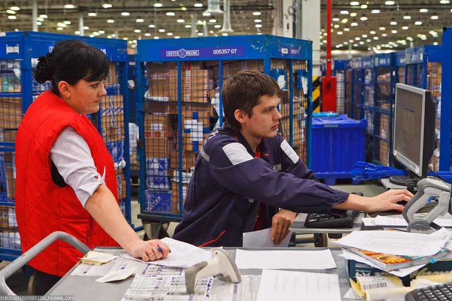 Сортировщик посылок. Автоматизированный сортировочный центр почты россии. Сортировка почта россии. Сортировщик почтовых отправлений. Оператор сортировщик почта.