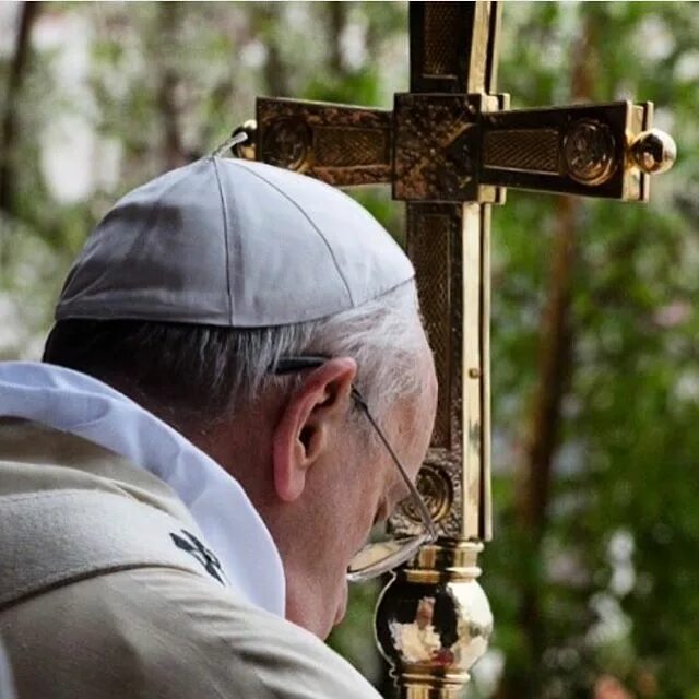 Милосердный отец слушать. Папа Францискус фото.