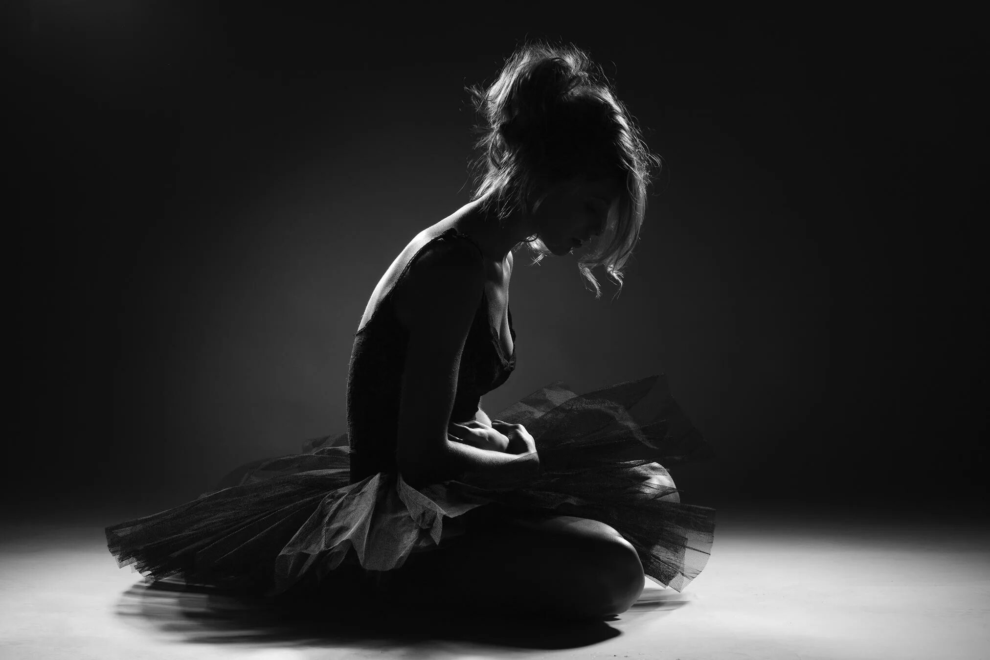 В белом платье так недолго танцевать мне. Балерина в темноте. Девушка Танцующая в темноте. Девушка танцует в темноте. Танцующая балерина в темноте.