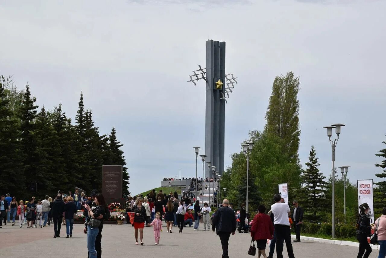 Погулять в саратове. Саратов парк Победы на Соколовой горе. Парк Победы Саратов 9 мая. Саратов парк Победы Журавли. День Победы Саратов Журавли.