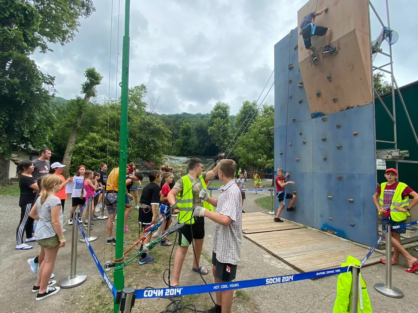 Палаточный лагерь нижнекамск. Палаточный лагерь смена. Лагерь робинзон хакасия. Палаточный лагерь смена. Палаточный лагерь машук.