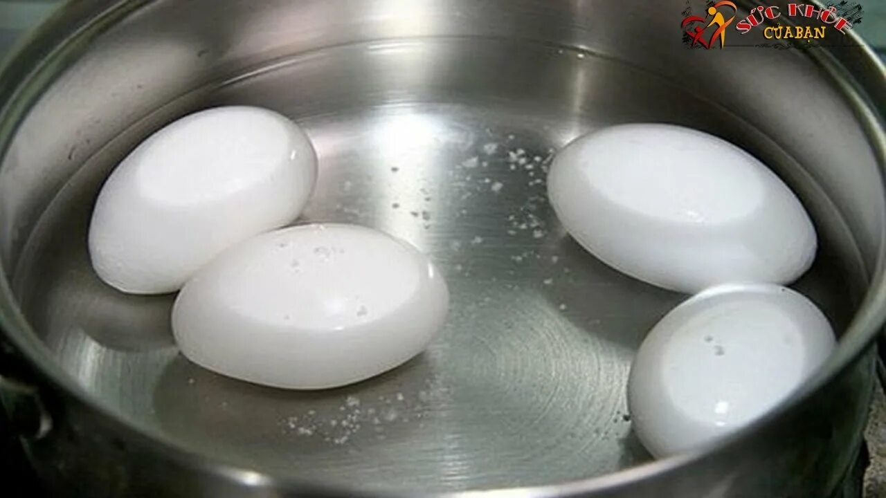 Сварить яйца в холодной воде. Яйца в кипящей воде. Варка яиц в кипящей воде. Вареные яйца. Яйца отваривают в воде.