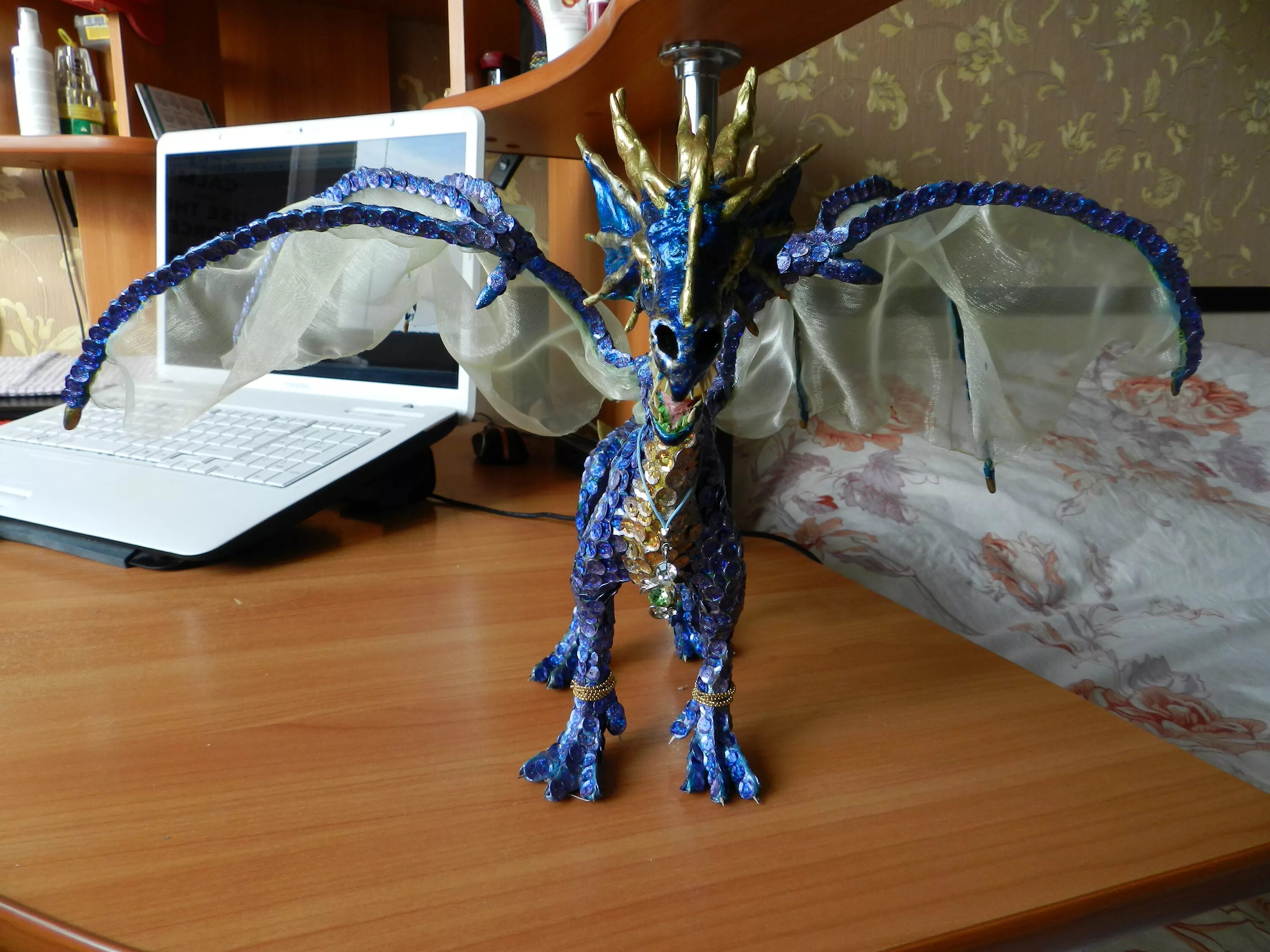 дракон из природного материала. поделка дракон. драконы в красном белом игрушки 2022 самара. название поделки дракон на конкурс. сквишь своими руками дракон.