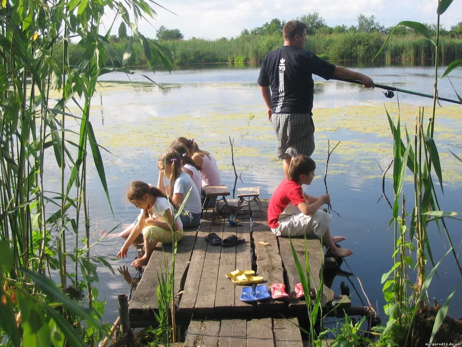Можно пойти на речку. Рыбалка летом. Семья на рыбалке. Дети рыбачат на пруду. Пруд для детей.