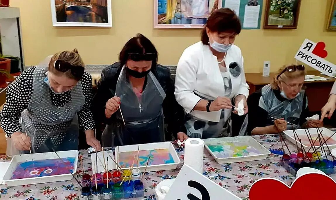 Выставочный зал профессии. Выставочный зал музей каменск-уральский. Рабочие выставочного зала профессии. Галерея на каширке. Профессии в выставочном зале.