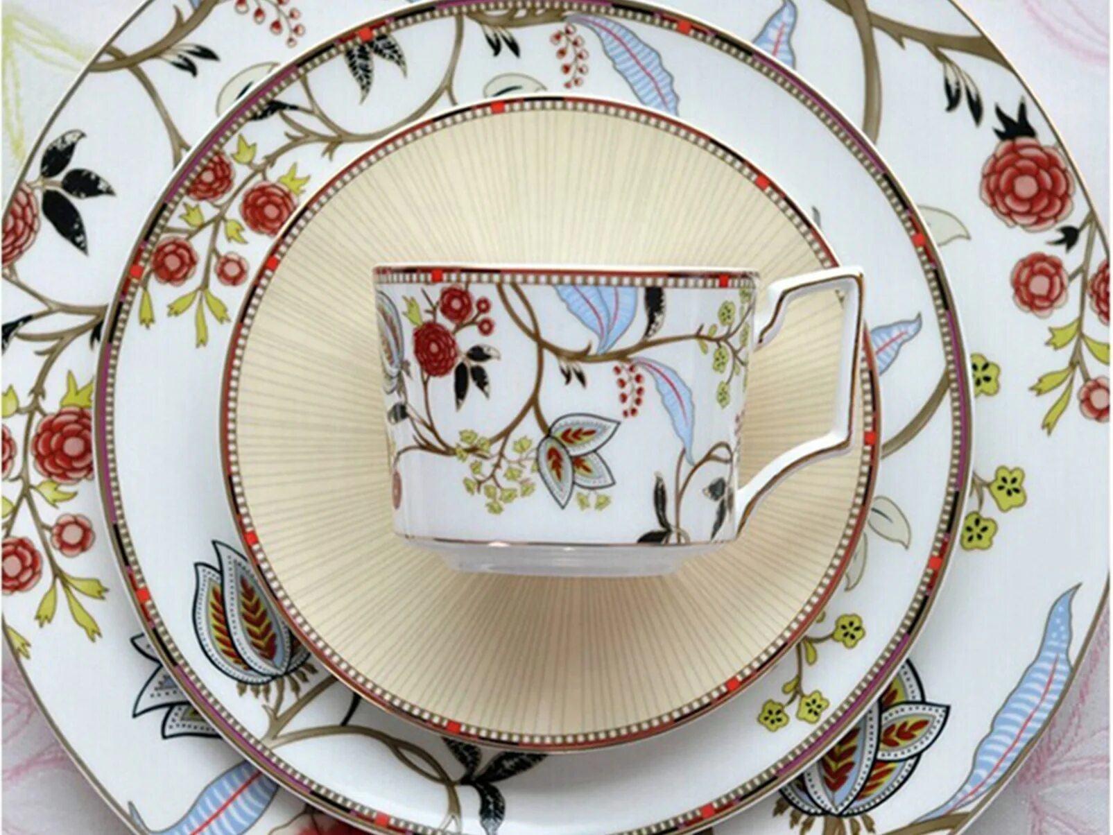 Тарелки и кружки. Тарелки чашки посуды. Чашка и тарелка. Чайный набор 2/4 пр. Посуда тарелки чашки.