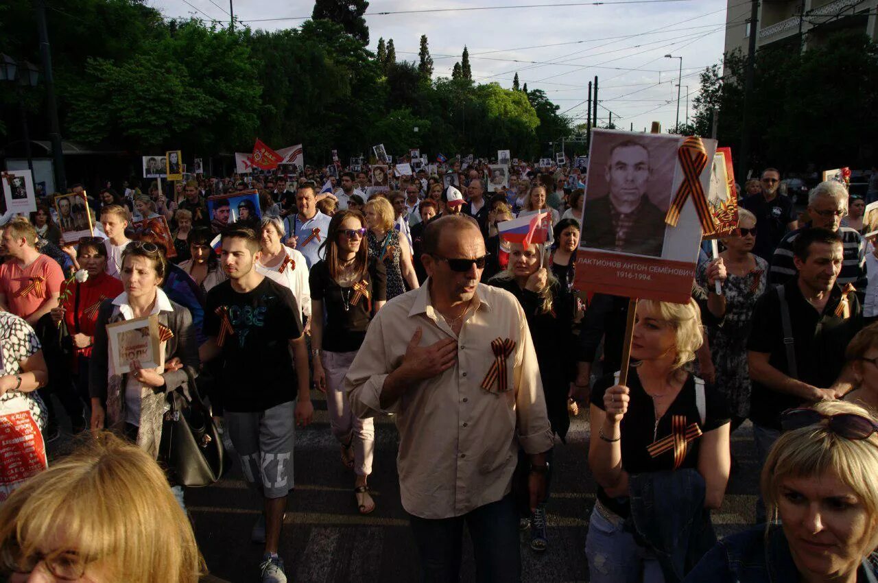 Шагает полк. Бессмертный полк в Италии. Бессмертный полк участники. Бессмертный полк в Китае. Бессмертный полк 2023.