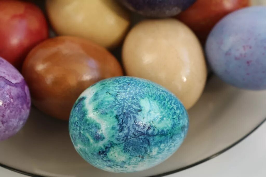 Можно ли красить коричневые яйца. Натуральные краски для яиц. Окрашивание яиц. Покраска яиц натуральными красителями. Крашеные яйца натуральными красителями.