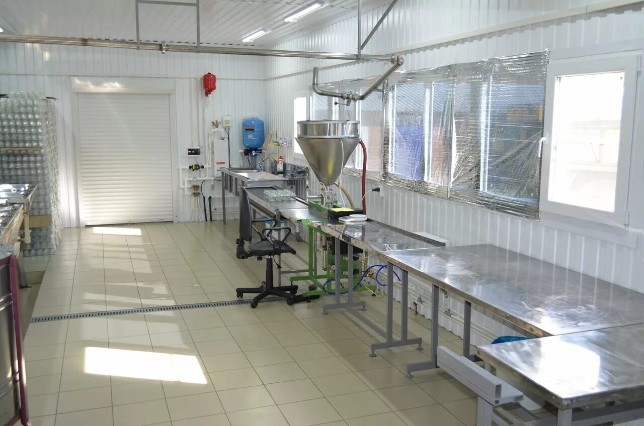 оборудование для рыбного производства. мини сыроварня помещение. цех для откачки меда. оборудование для фасовки муки. помещение для фасовки.