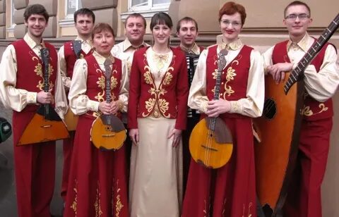 Народные костюмы и инструменты