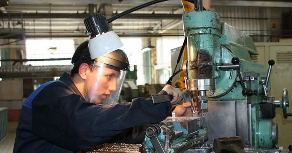 Начальник производства. Женщина рабочий на заводе. Тот кто работает на заводе. Рабочий цех. Тот кто работает на заводе.