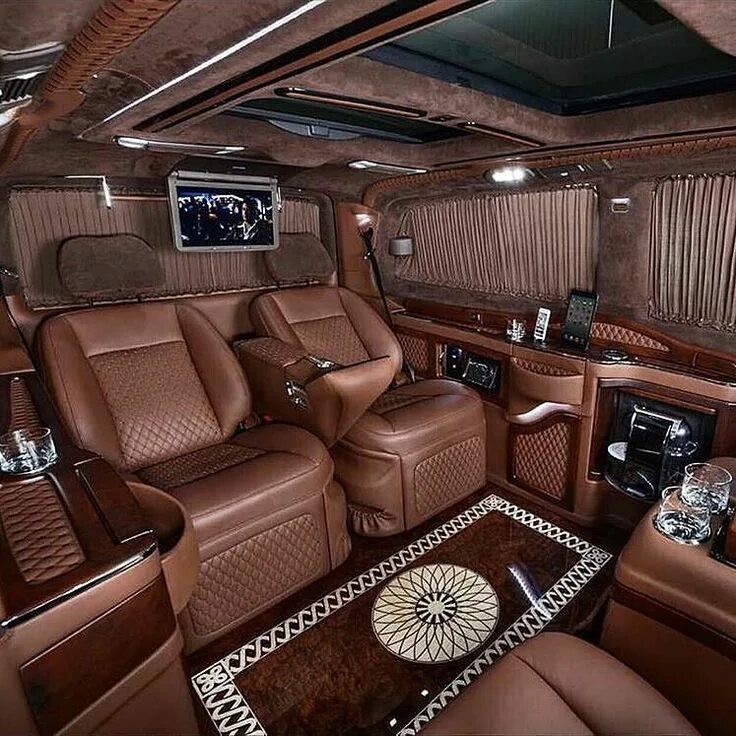 Luxury much. Rolls Royce Phantom салон. Мерседес Виано Майбах. Роллс Ройс лимузин салон. Мерседес Viano VIP.