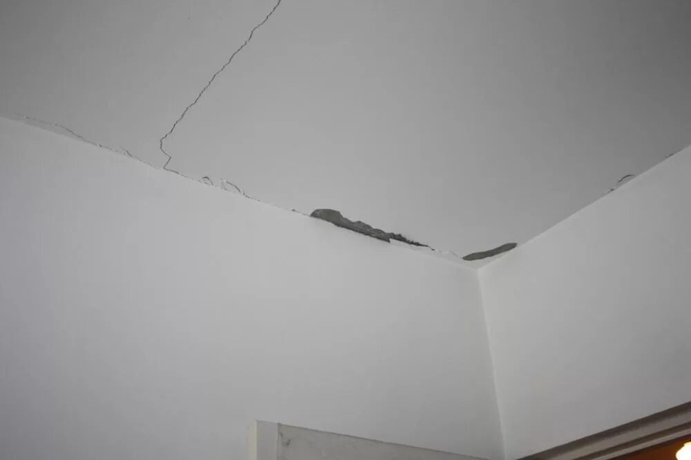 Трещины гипсокартон потолок. Трещины на потолке. Микротрещины на потолке. Трещины на гипсокартонном потолке. Трещины в местах сопряжения перегородок с потолками.