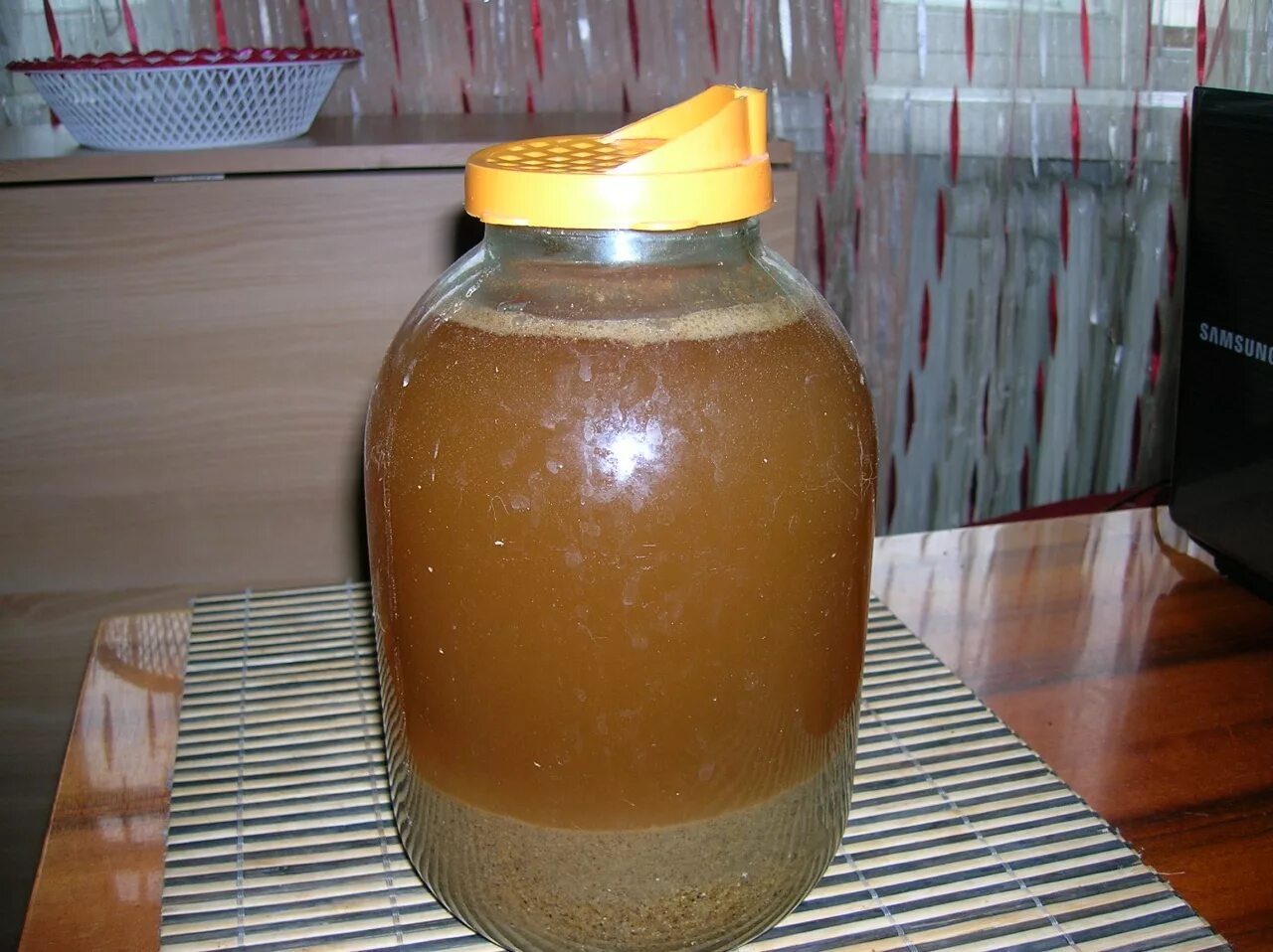 Домашний квас из белого хлеба. Квас домашний хлебный на 3 литра. Квас на 3 литра. Квас. Квас на 3 литра.