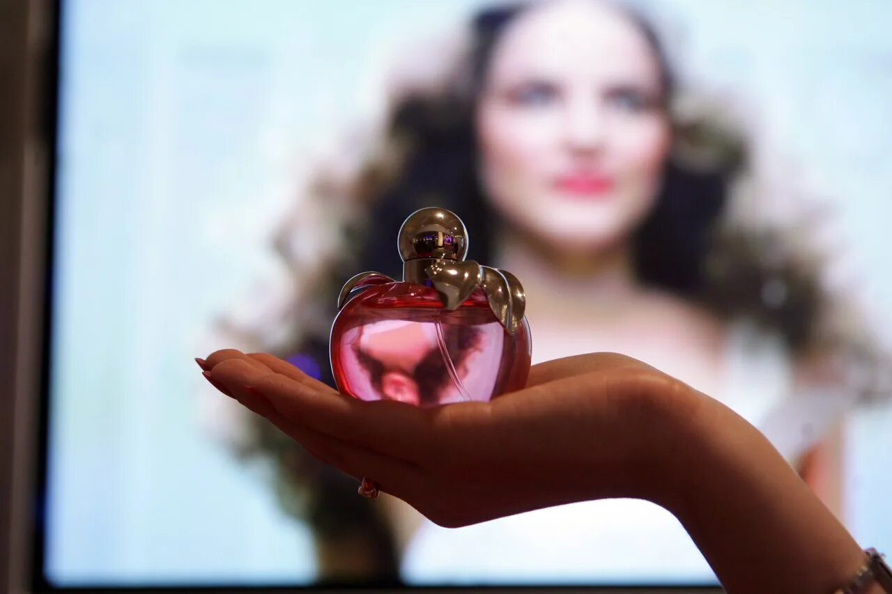 Духи в подарок. Подарок мужчине духи. Шикарный подарок девушке. Красивые духи. Джо малон роза.