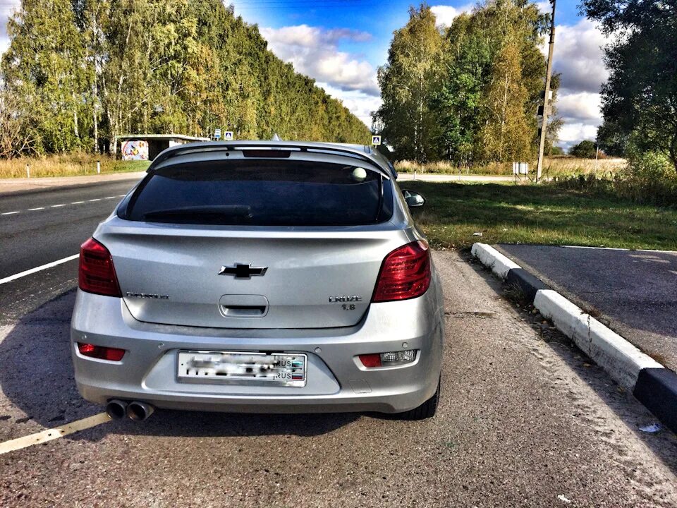 Круз хэтчбек 2013. Chevrolet Cruze Hatchback спойлер. Chevrolet Cruze 2012 хэтчбек. Спойлер Шевроле Круз хэтчбек 2012.