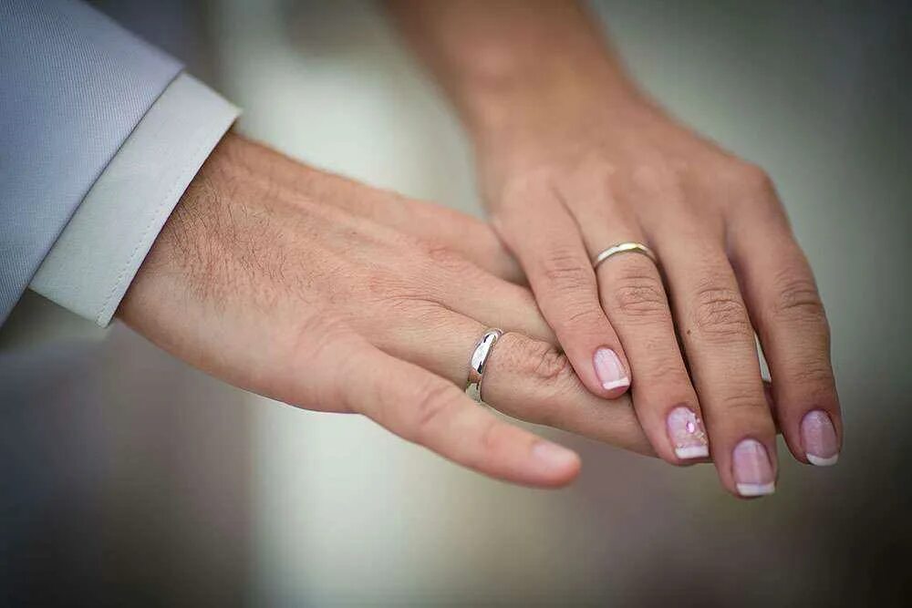 Муж обручальное кольцо. Кольца обручальные классические на руке. Обручальное кольцо на пальце. Свадебные кольца на пальцах. Обручальные кольца классика на руке.