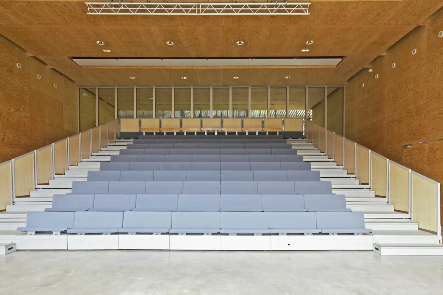 Meeting point конференц зал москва. Аудитория на 30 человек. Аудитория на 30 человек. Люди в зале на конференции. Западная аудитория.