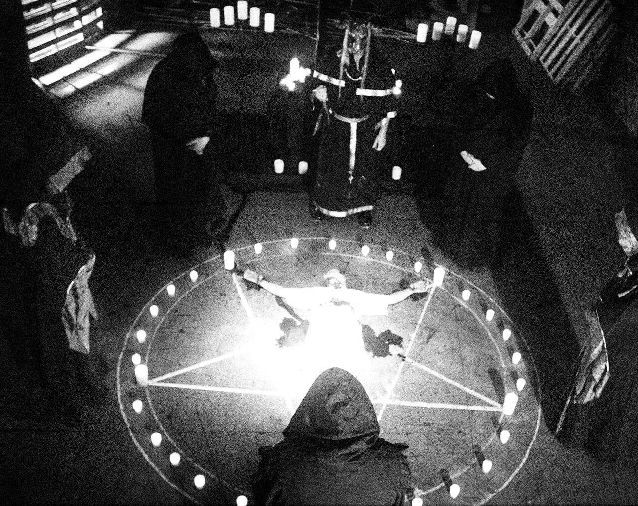 Сатанинский алтарь. Satanic ritual. Пентаграмма ритуал призыва. Satanic ritual. Пентаграмма сатана обряд.