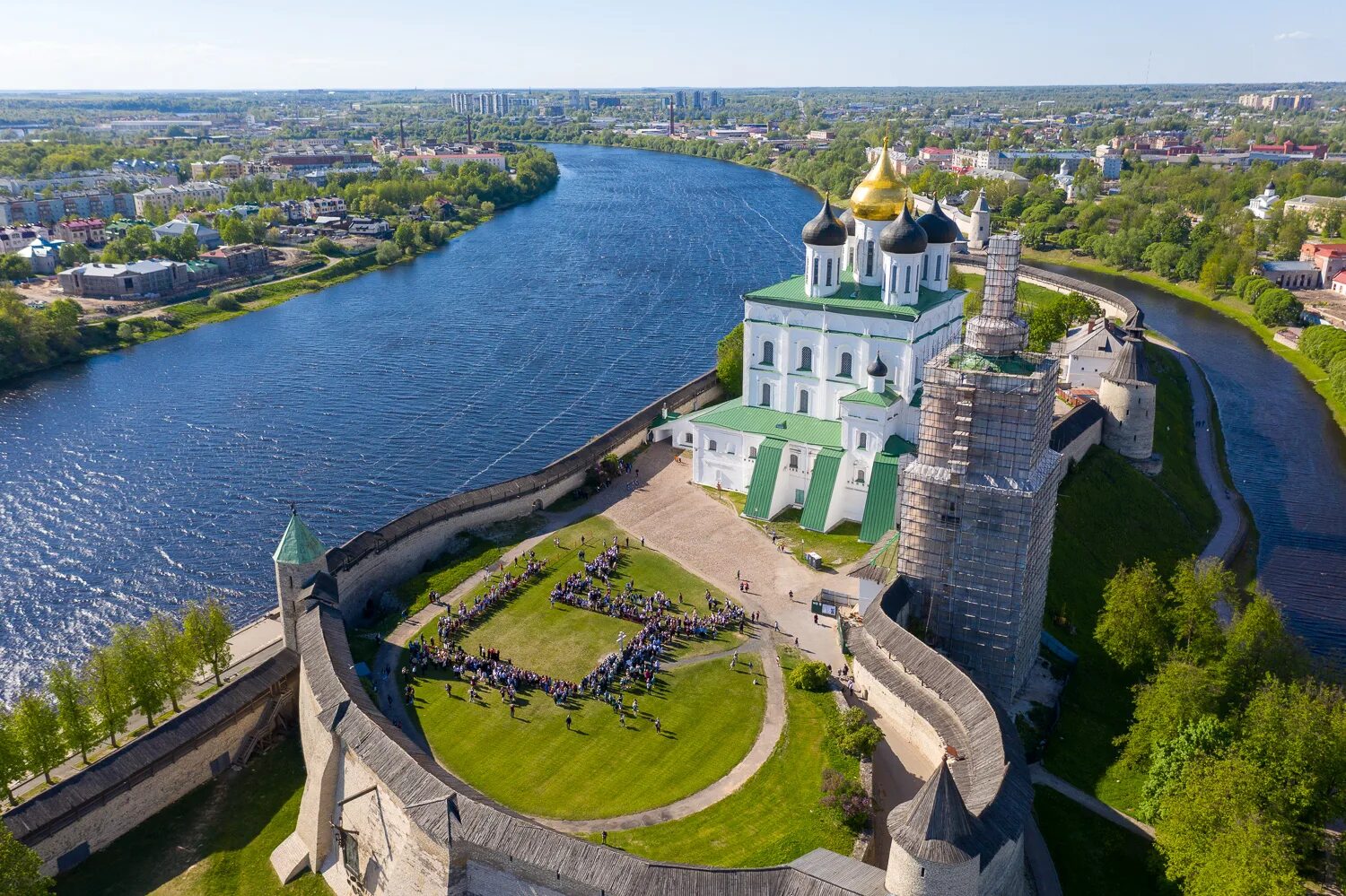 Чудское озеро Псков. Псковский Кремль сверху. Псков фотографии. Псков в мае.