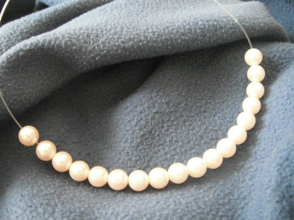 ксюша нанизывает бусины