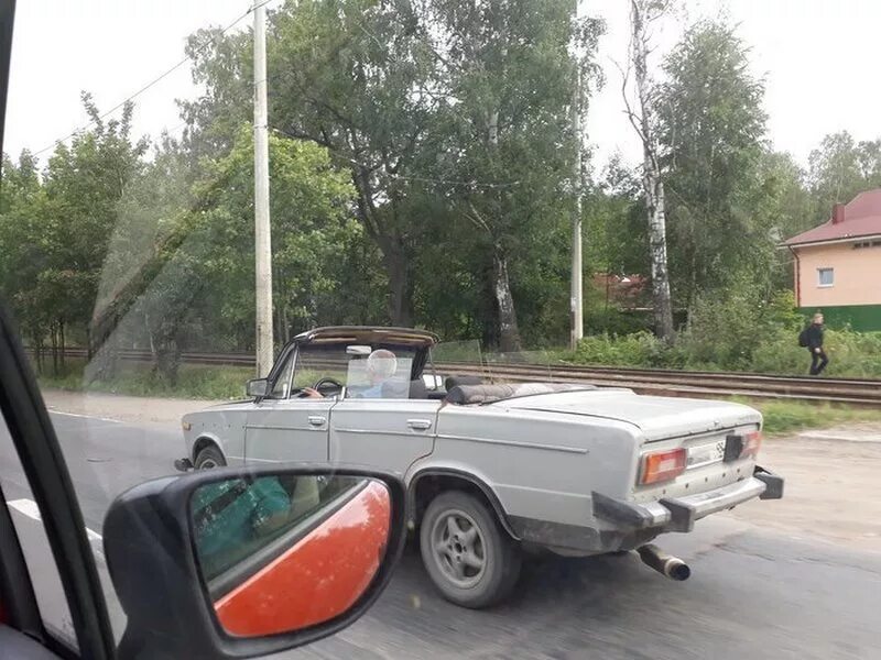 А я сяду в кабриолет припев. А я сяду в кабриолет. крыша для кабриолета жигули. спиленная крыша на машине. кабриолет странная крыша.