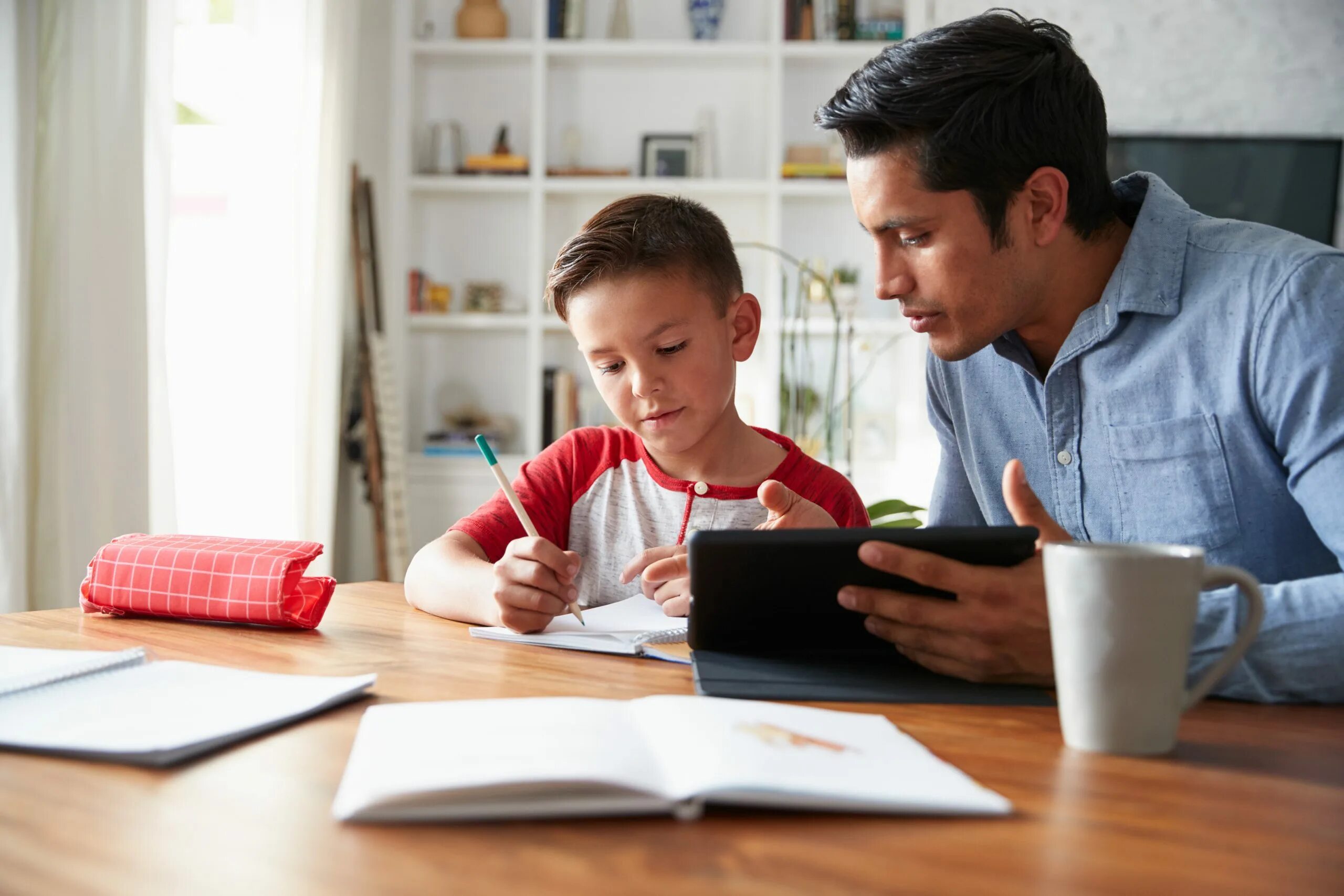 Home schooling перевод. Домашнее образование. Семейное образование. Дети на домашнем обучении. Родители и дети. Обучение.