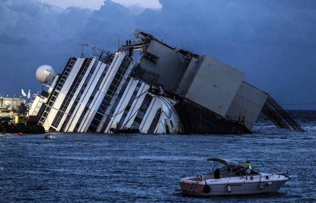 Costa concordia крушение. Коста Конкордия крушение. Лайнер Коста Конкордия крушение. Крушение Коста Конкордии 2012.