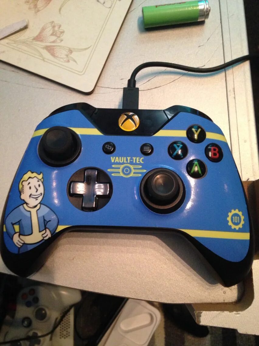 Fallout 3 геймпад. Xbox gamepad fallout. геймпад xbox one fallout. геймпад xbox 360 в стиле fallout. геймпад ps4 fallout.
