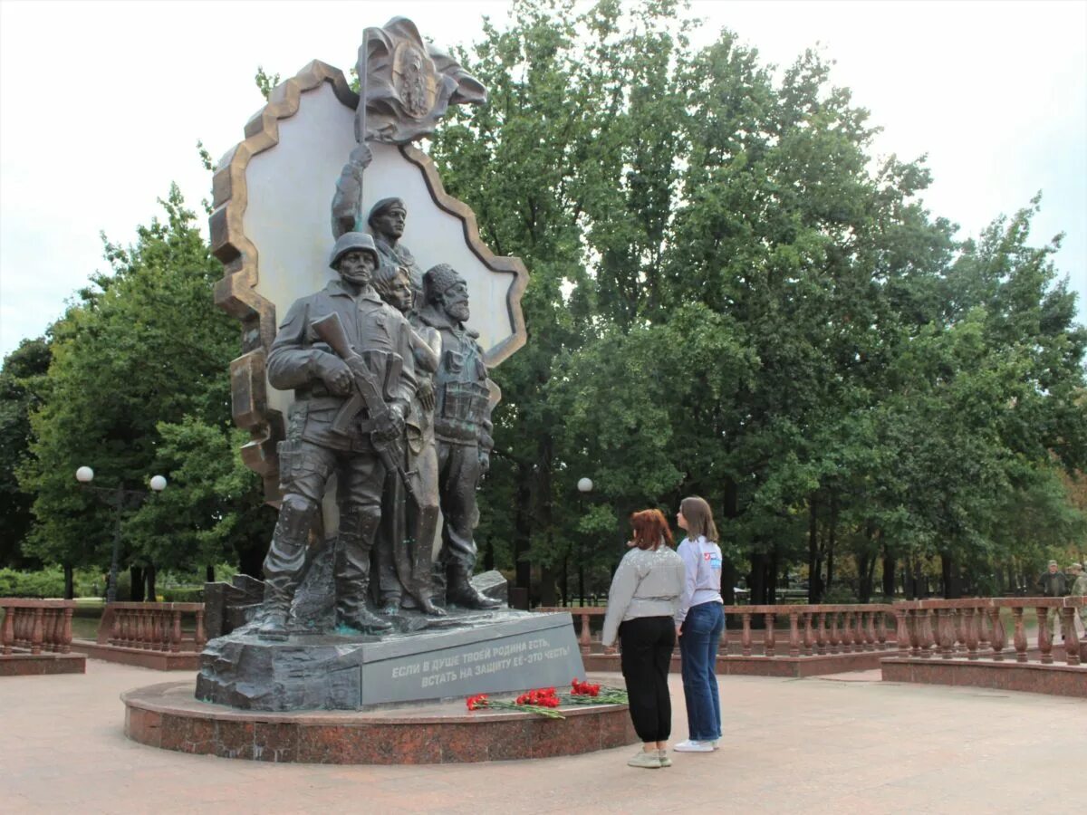 Неделю в луганске. Луганск памятник защитникам республики. памятник солдату в луганске. защитник луганска памятник луганск. памятник солдату в лнр.