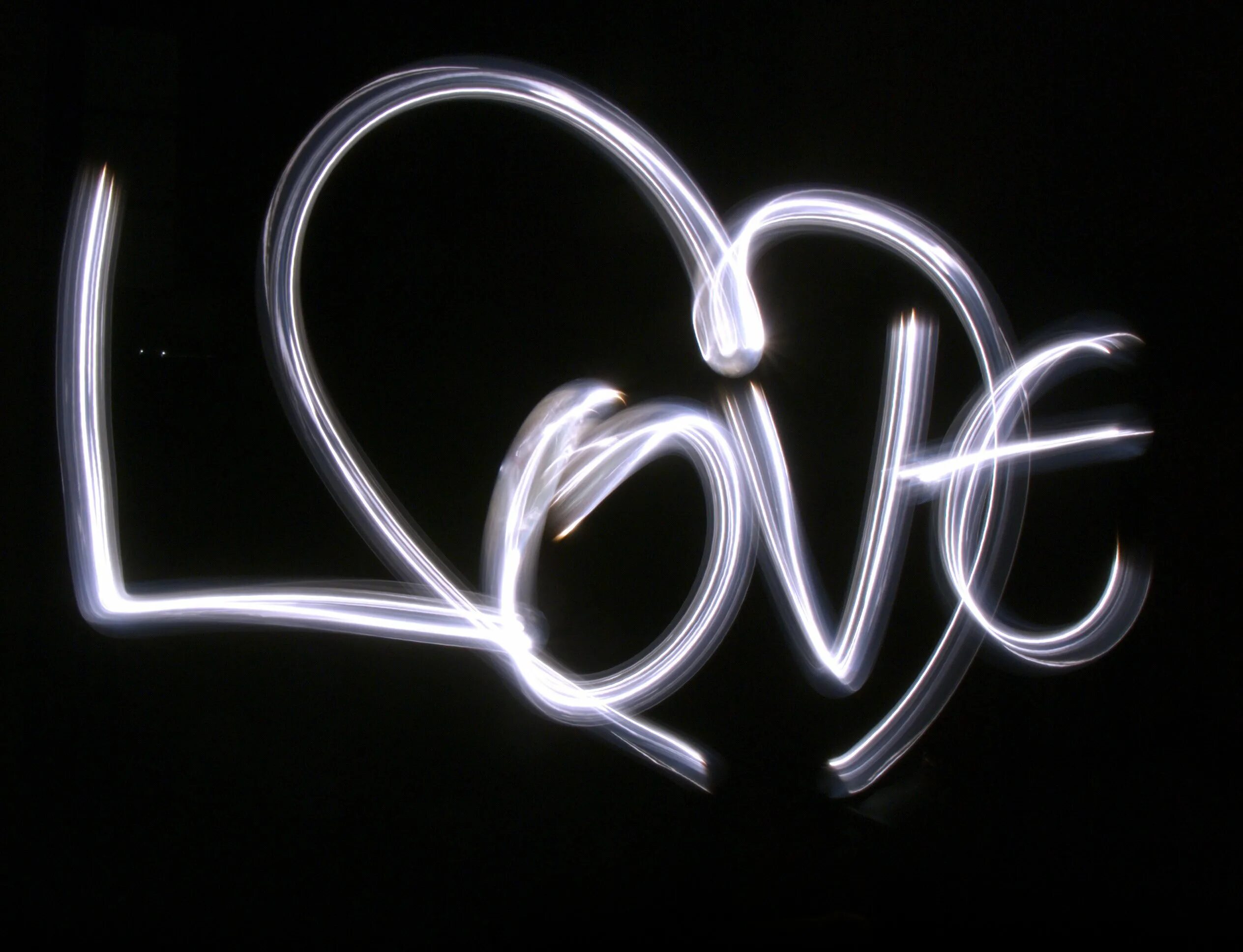 Изображение про. Надписи. Love надпись. Надпись Love на черном фоне. Обои с надписями на черном фоне.