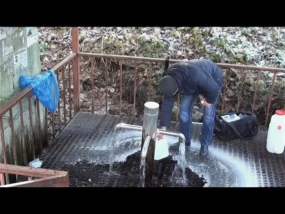 Откуда вода в родниках. Воду с родника набирали. Где набрать воды. Набрать родниковой воды. Родник Водопойка.