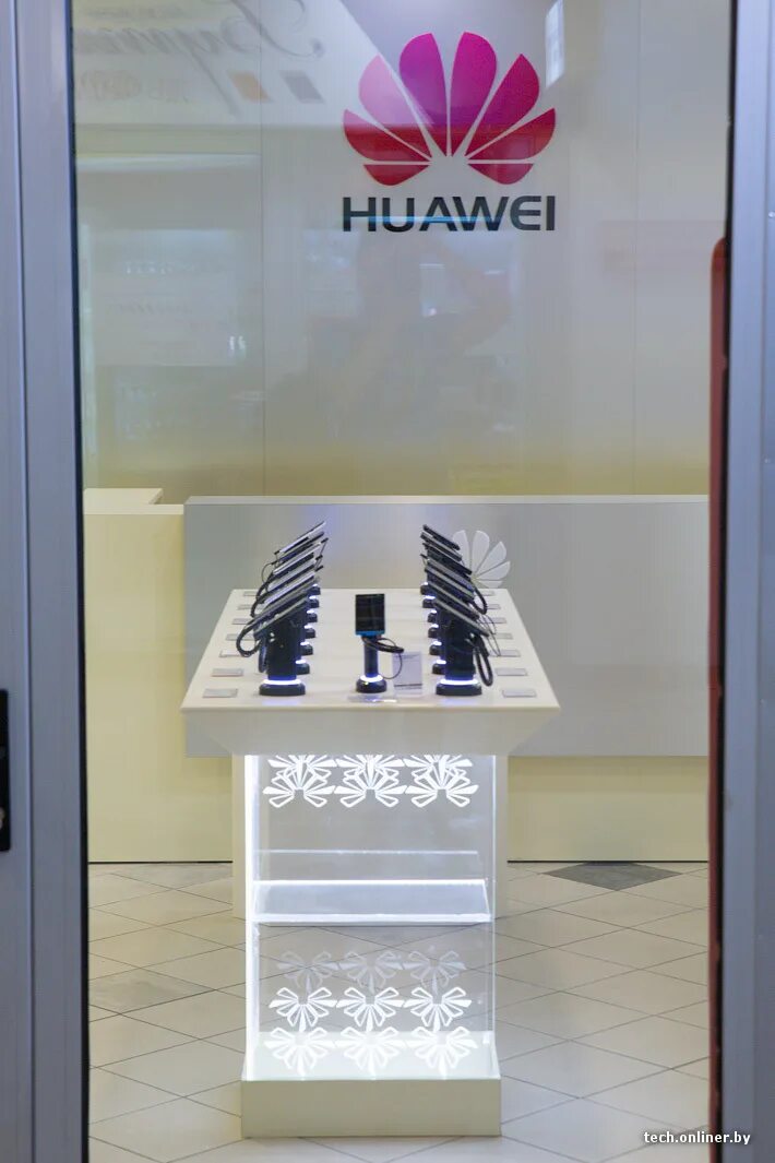 Купить huawei в магазине. Магазин Хуавей. Салон Хуавей. Фирменного салон Huawei. Хуавей ассортимент товаров.