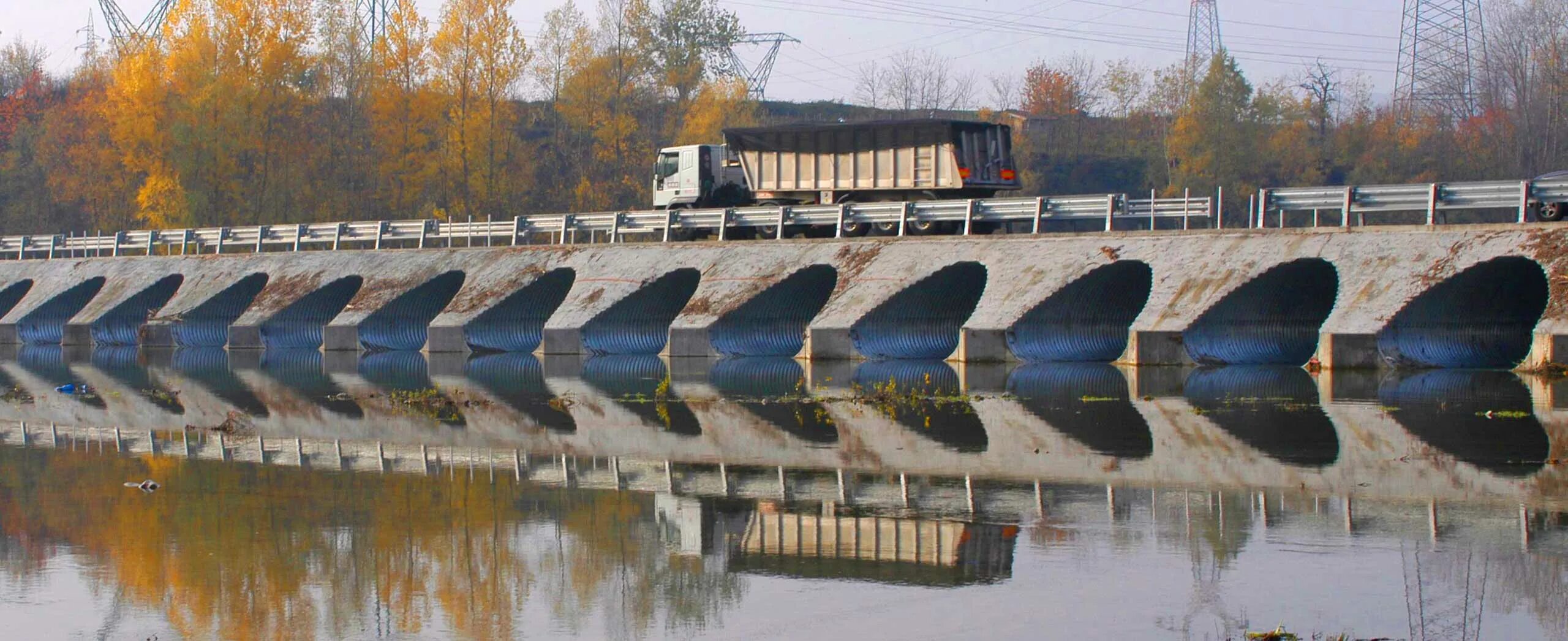 Ковш размыва водопропускные трубы это. Водопропускные трубы на Мостах. Мост труба. Гофрированная водопропускная труба. 3.06 04 91 мосты и трубы