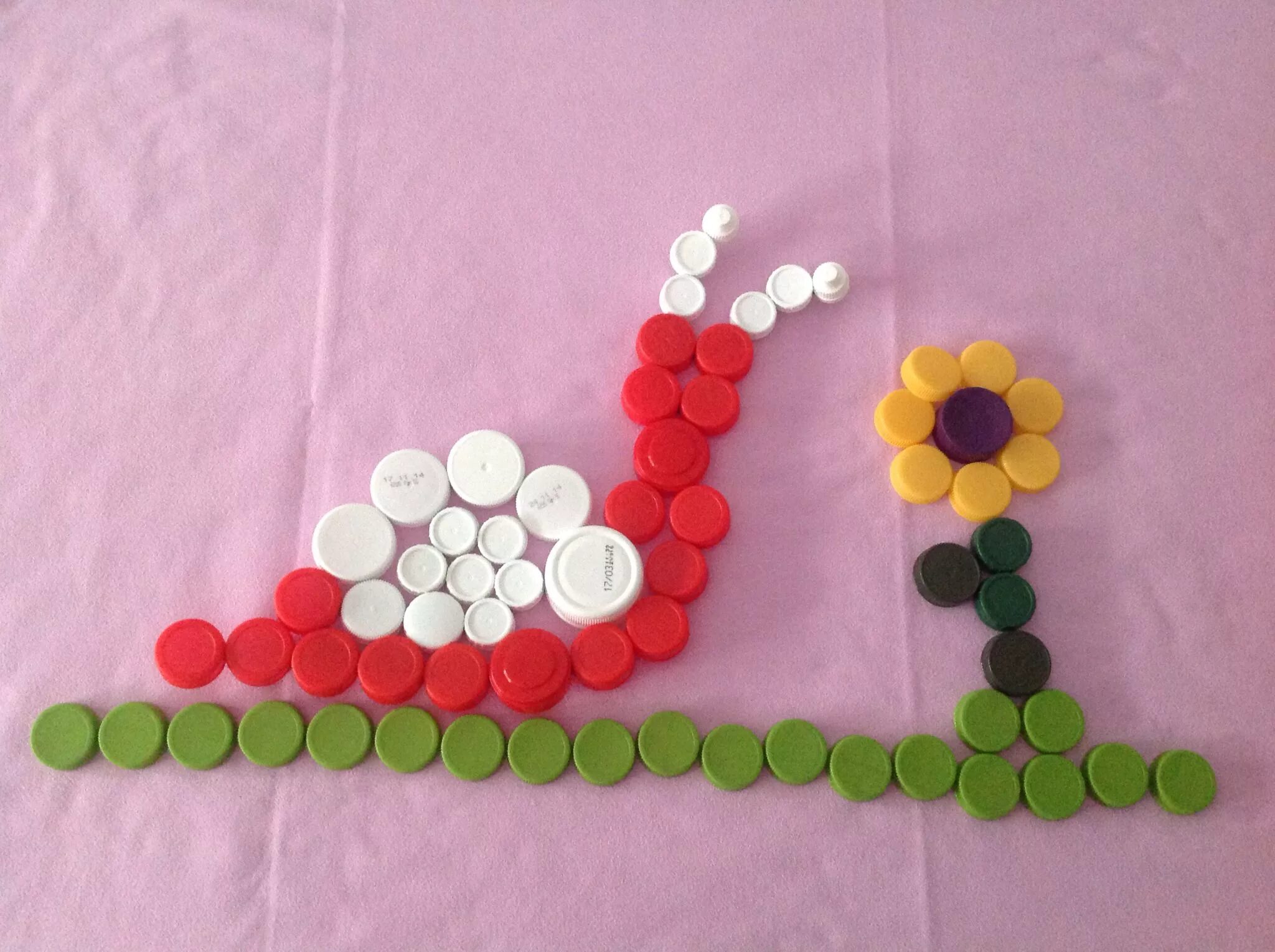 мозаика из пробок от пластиковых бутылок. конструктор из крышек. поделки из пластмассовых крышек. поделки с детьми в детском саду. игрушки из крышечек.