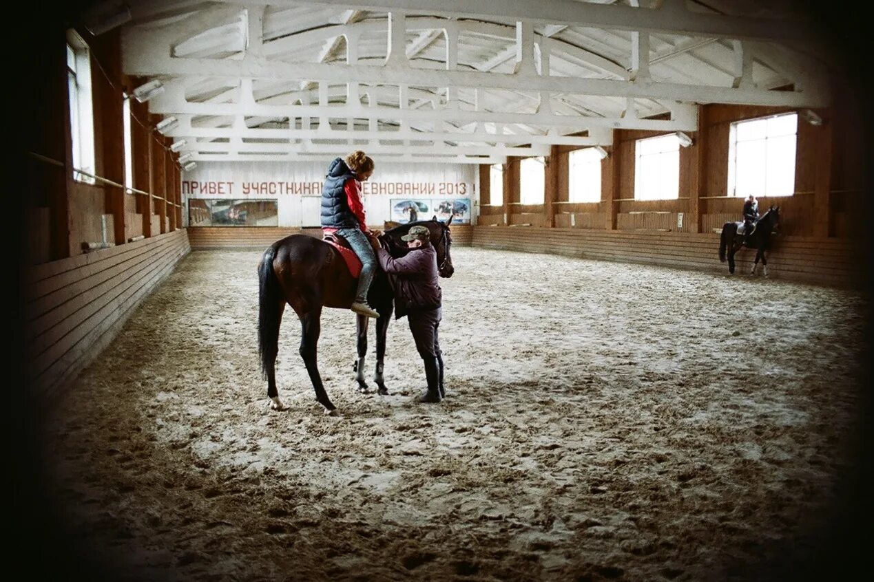 Конный спорт тюмень. Конно-спортивная школа ГАУ Северного Зауралья. Конноспортивная школа Учхоз Тюмень. Конная школа. Конюшня в школе.