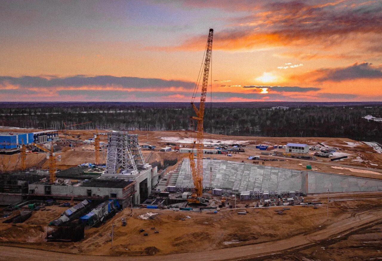 Где было завершено строительство российского космодрома восточный. Космодром восточный строительство. Стартовая площадка ракеты. Космодром восточный кабель заправочная башня ангара. Космодром восточный с хабаровска.