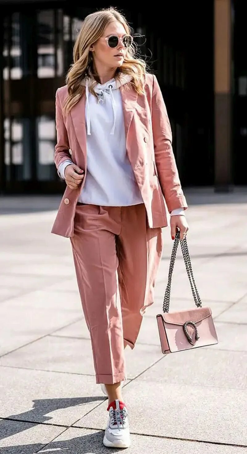 С чем носить розовую. Стильные образы для блондинок. Розовый стиль. Розовая блузка с юбкой. Бело розовый образ.