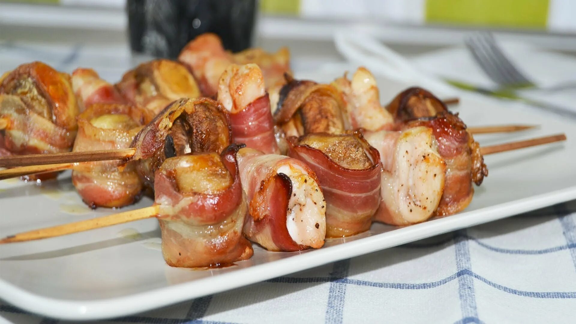 Шашлычки из куриного филе с беконом. Шампиньоны в беконе на мангале. курица в беконе на шпажках. курица в беконе на шпажках в духовке. куриные шашлычки в беконе.