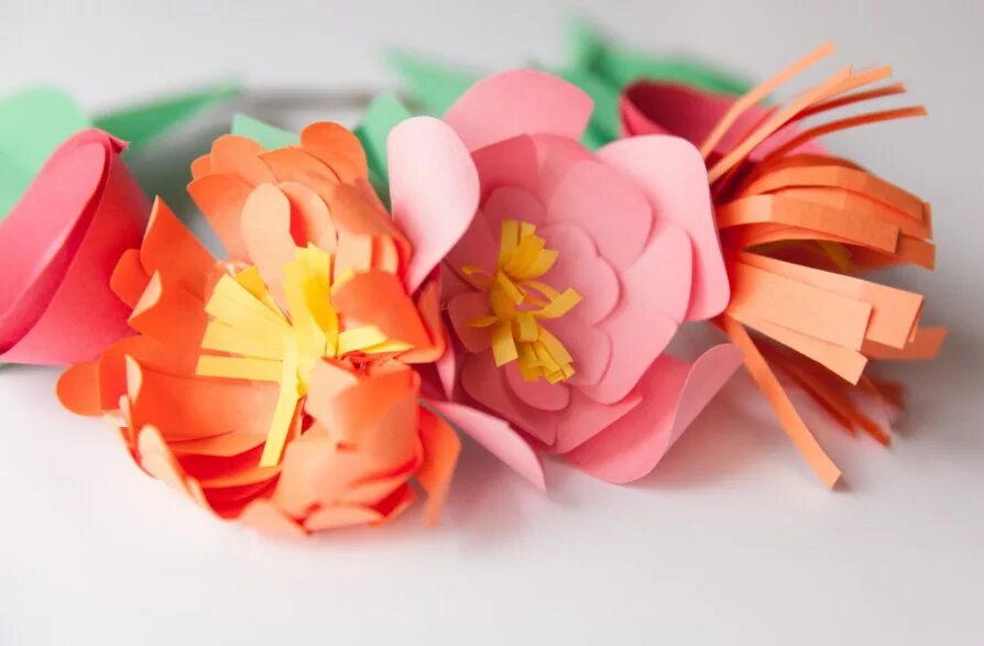 поделки из бумаги цветы. бумажные цветы маме. открытка с цветами из бумаги. бумажные цветы маме. цветы для мамы из бумаги.