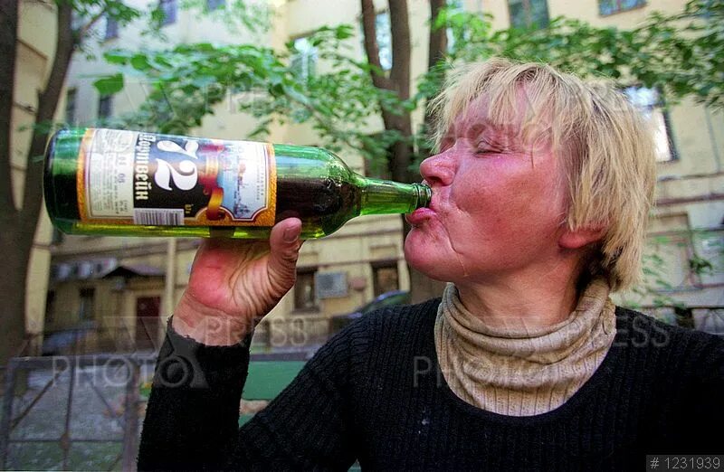 Пьющая женщина. Баба алкаш. Баба алкаш. Баба алкаш. Баба алкаш.