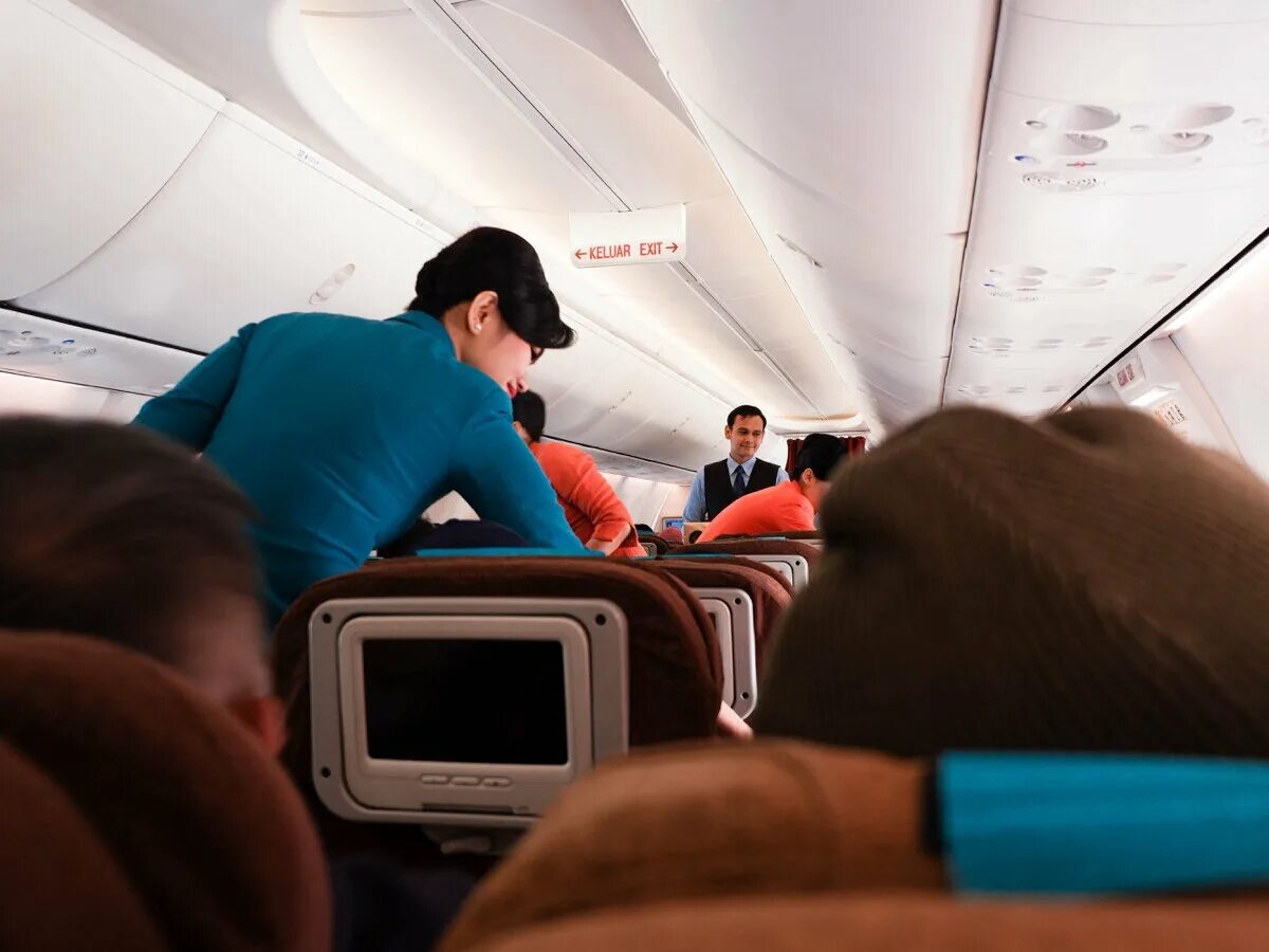 Путешествие на самолете. Часто летающие пассажиры это. Летим бизнес классом мемы. Маска для сна в самолете. Дополнительные места в самолетах.