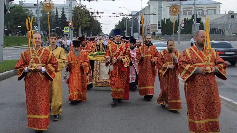 Крещенные честью. Крещенные честью. Крещенные честью. Крещение саратов. Крестный ход ижевск.