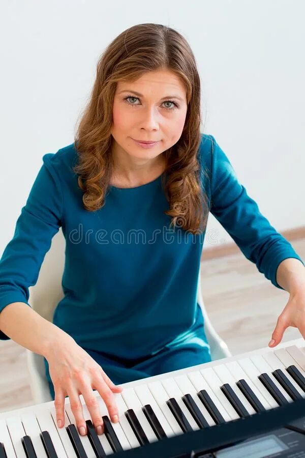 Девочка играет на синтезаторе. Дети играющие на синтезаторе. Цифровое пианино роланд фп 10. Девочка играет на синтезаторе. Синтезатор.