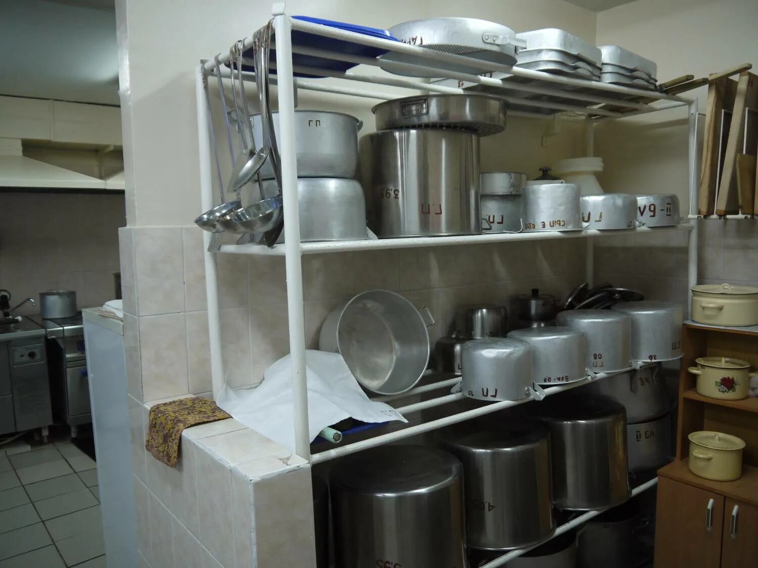 Кухонная посуда и инвентарь для столовых. Посуда для пищеблока. Посуда для школьных столовых. Кухонная посуда в столовой.