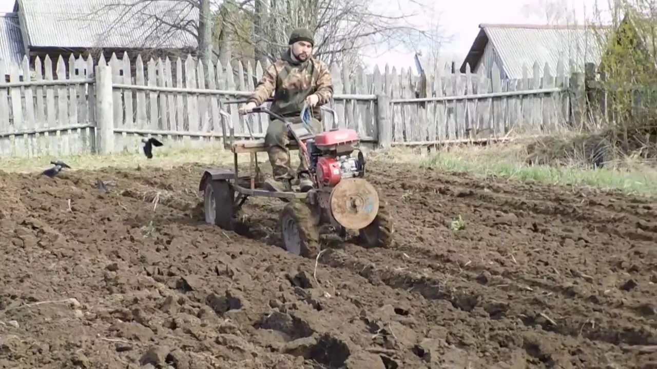 Мотоблок агат вспашка плугом. Вспашка мотоблоком видео