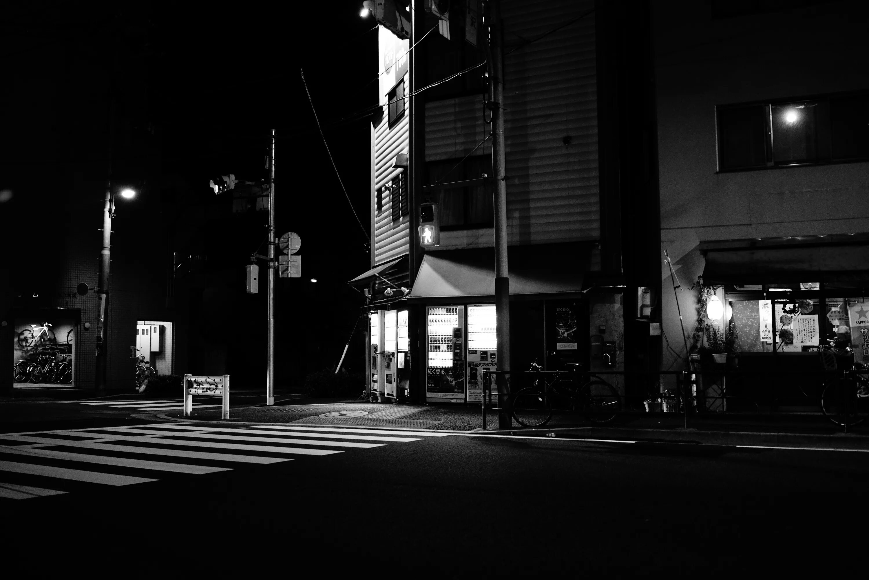 Tokyo black. Черно белый Токио. Черно белая улица Токио. Япония ночные улицы Токио черно белые. Сеул черно белый.