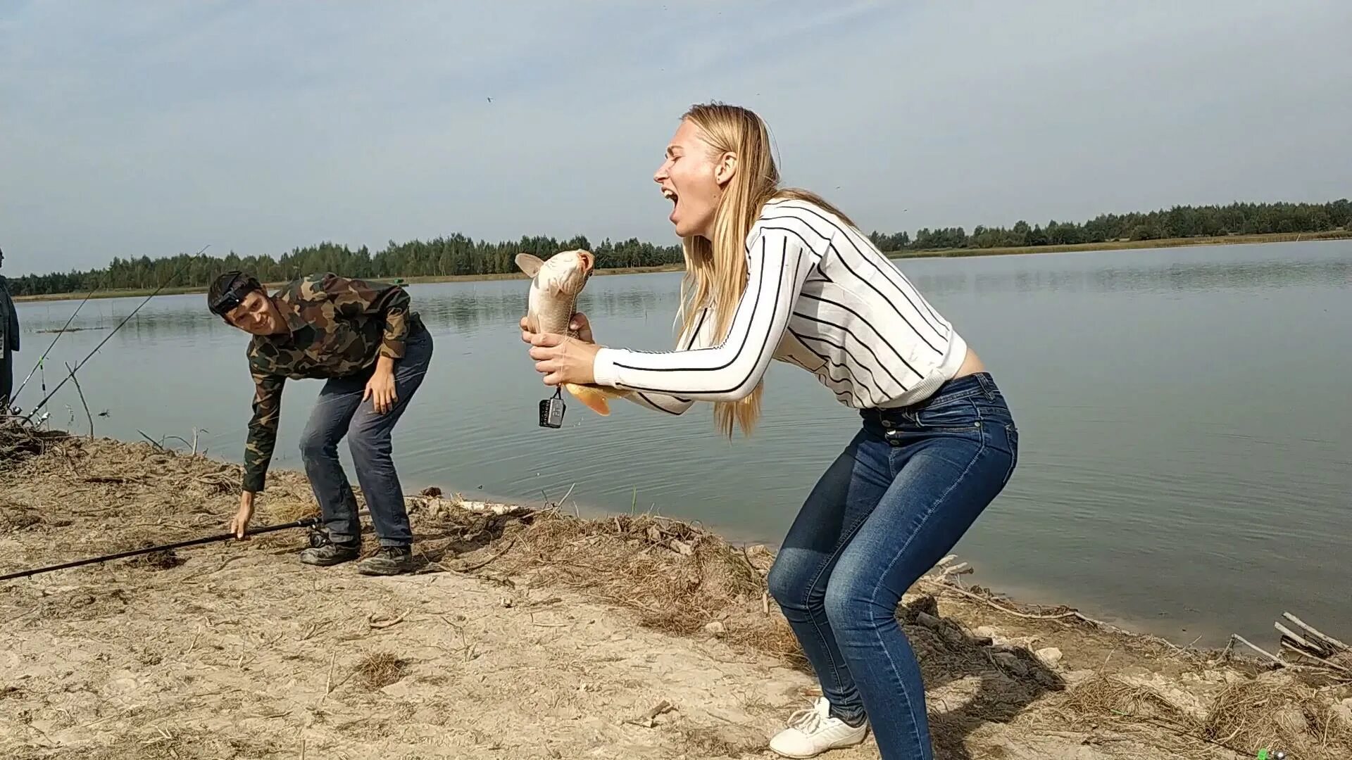 Забегаю в бар ловлю на себе дам. Приколы на рыбалке. Красивые девушки на рыбалке. Мем с бабой на рыбалке. Девушки на рыбалке прикольные.