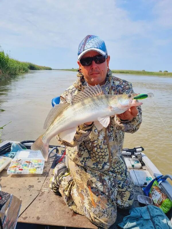 Астраханская область камызякский район село гандурино. Рыболовство астраханской области. Рыболовство астрахань. Жерех рыба астрахань. Река сомовка астраханской области.