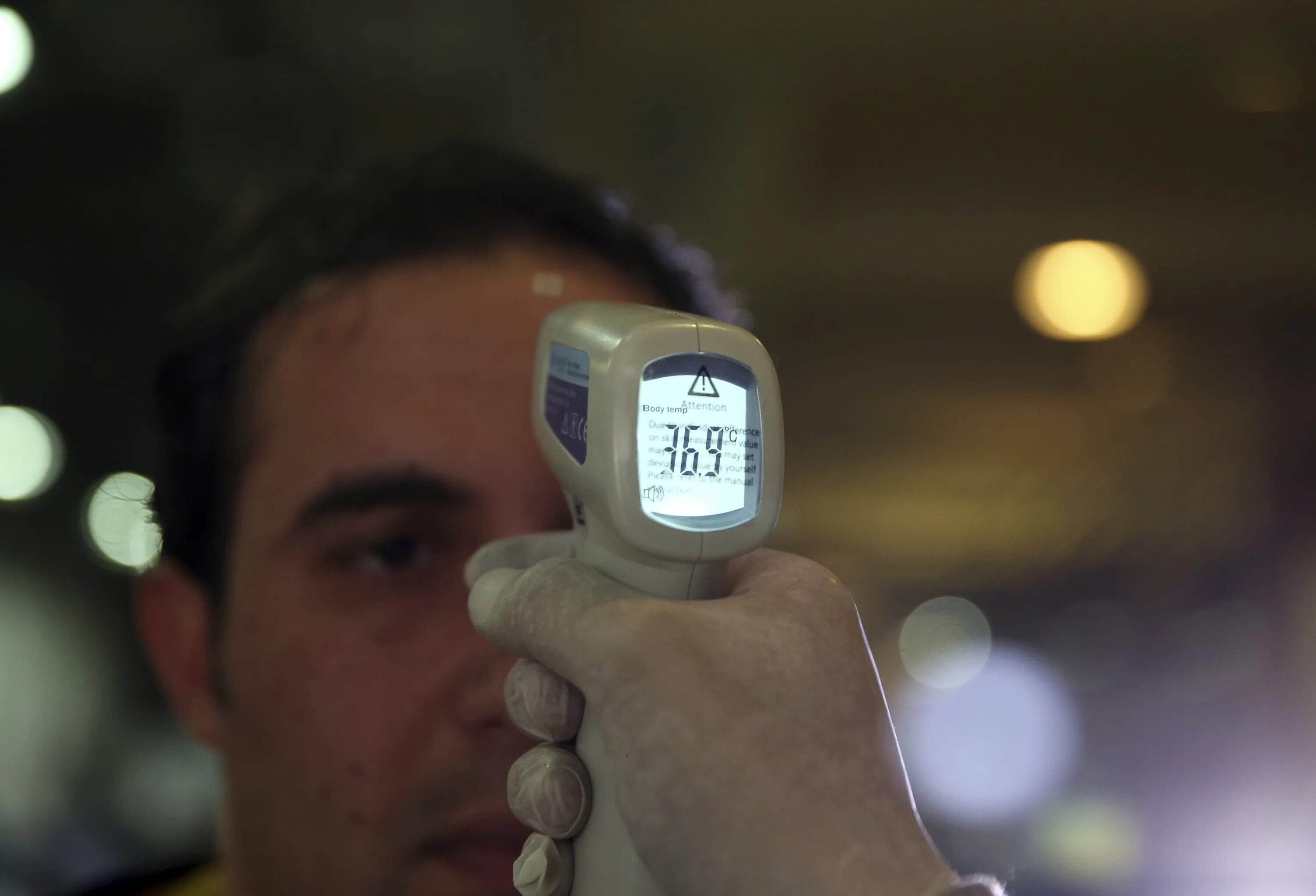 Измерение температуры в аэропорту. Термометрия в аэропорту. Термометрия на лбу. Проверка температуры.